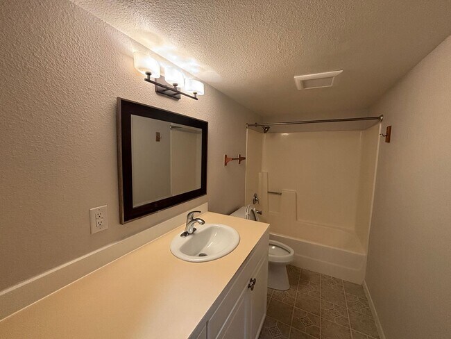 Foto del edificio - Beautiful updated Condo in Bellevue!