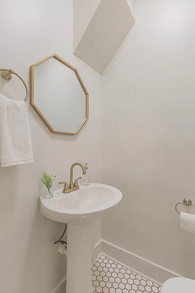 master bathroom ensuite - 2403 Bailey Ave
