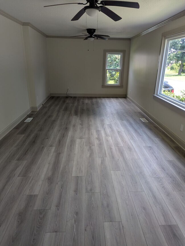 Foto del edificio - Remodeled 2 Bed 1 Bath Home Convenient Location