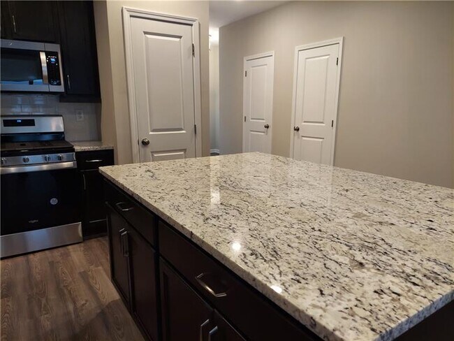 Building Photo - 2883 Royal Heights Dr