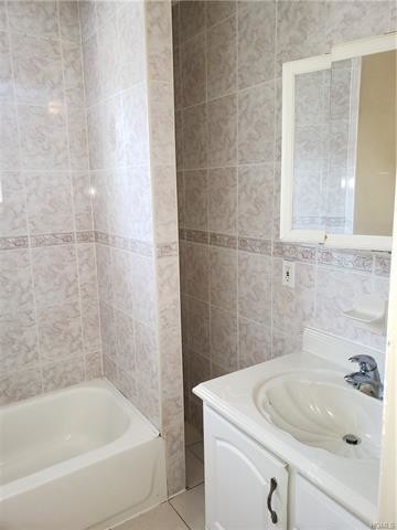 Building Photo - 3 bedroom in Queens NY 11422
