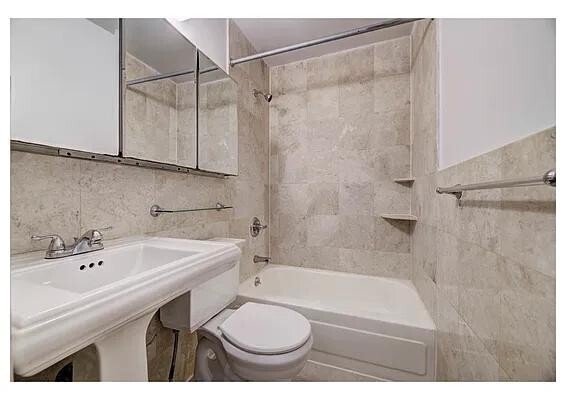 Foto del edificio - 326 E 35th St