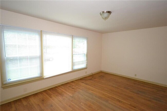 Building Photo - 2 Bedroom 1 Bath in North Austin