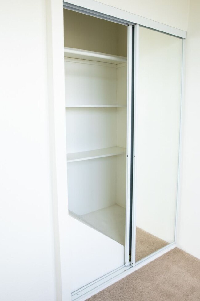 Foto del edificio - 2 BR/ 1 Bath Low- rise Apartment