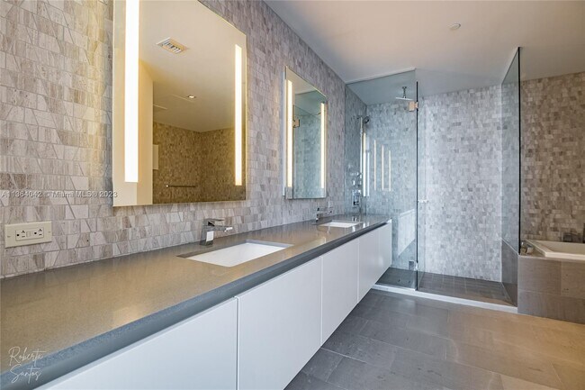 Foto del edificio - 88 SW 7th St