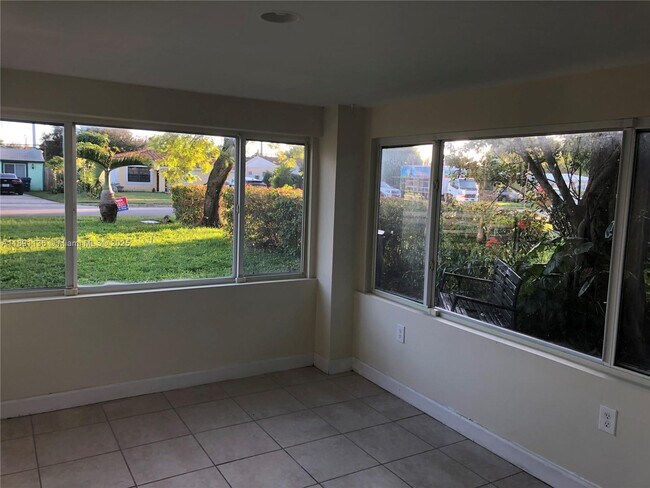 Foto del edificio - 1571 NE 176th St