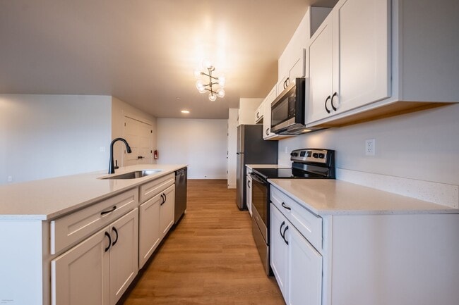 Building Photo - 2 bed 1 bath  Modern Apartment - 1025 sqft