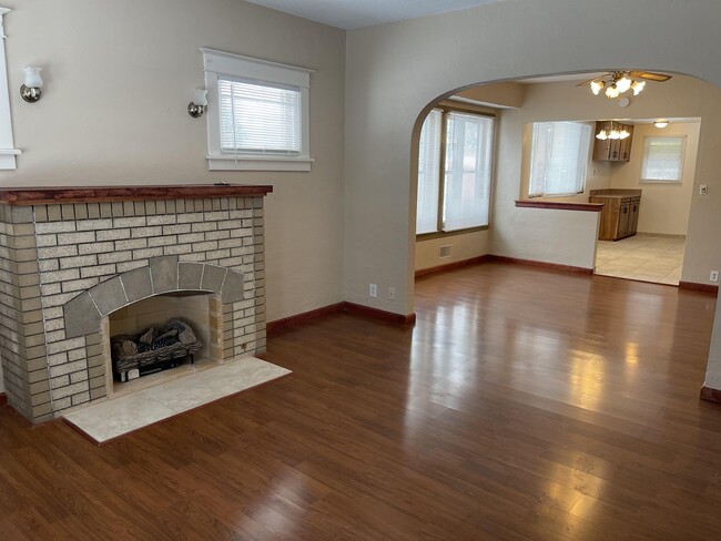 Building Photo - 923 Dawes Ave
