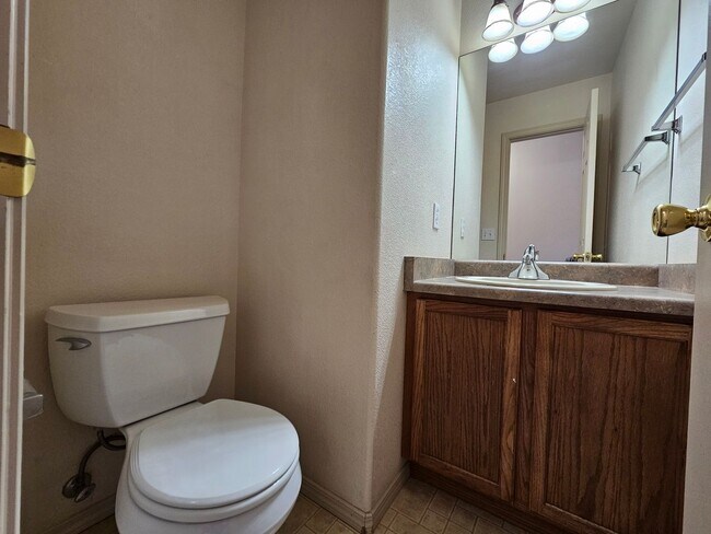 Building Photo - 3 Bed 4 bath Townhome in University Village!