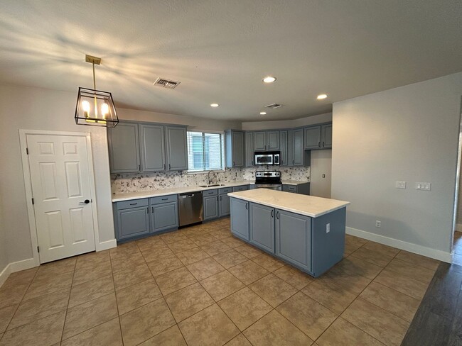 Foto del edificio - 15439 W Poinsettia Dr