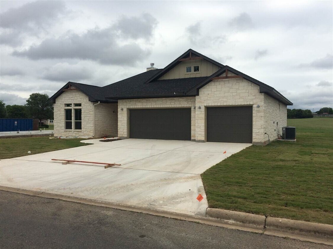 Primary Photo - 305 Firestone Dr