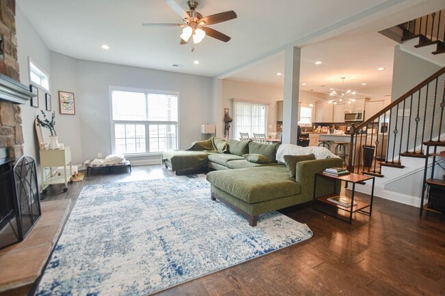 Building Photo - Pet Friendly Three Bedroom with Bonus in Rossview!
