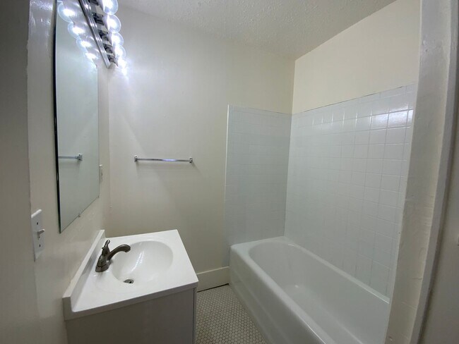 Building Photo - Refreshing 1 bedroom 1 bath!