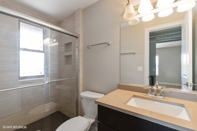 Foto del edificio - 641 E 49th St