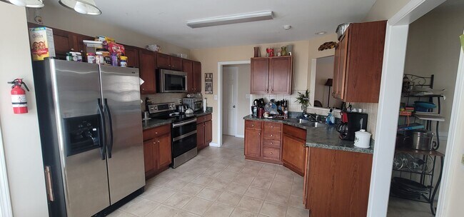 Foto del edificio - 4 Bedroom, 3 Full Bath with Bonus Home Boasting 2000+ Sq Ft
