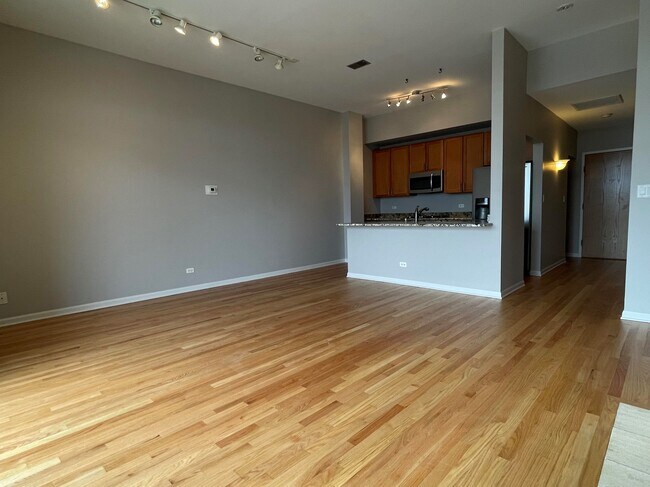Building Photo - 1350 W Fullerton Ave