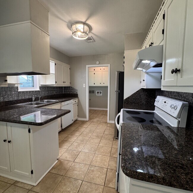 Foto del edificio - Upgraded Living in the Heart of Mid-County!
