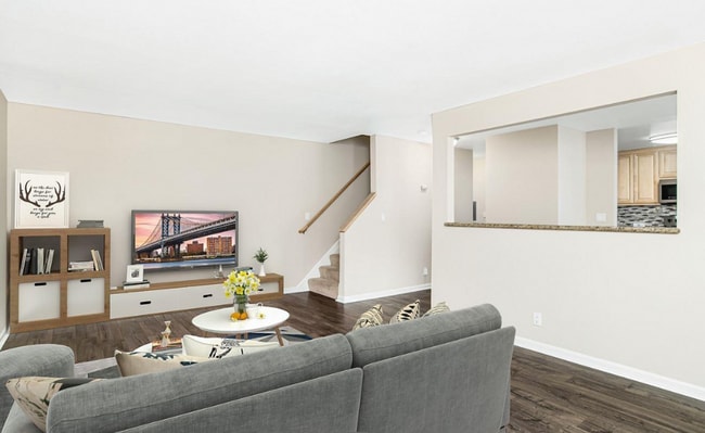 Building Photo - Charming & Spacious Townhome Located in Sa...