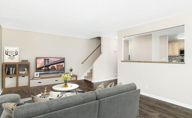 Foto del edificio - Charming & Spacious Townhome Located in Sa...