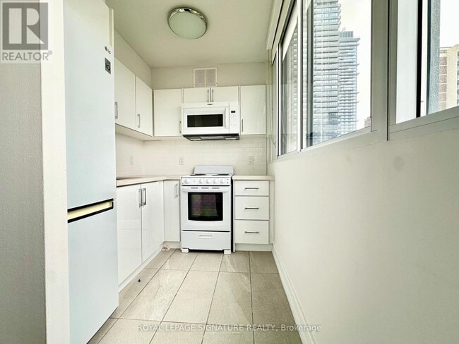 Building Photo - 33 Isabella St