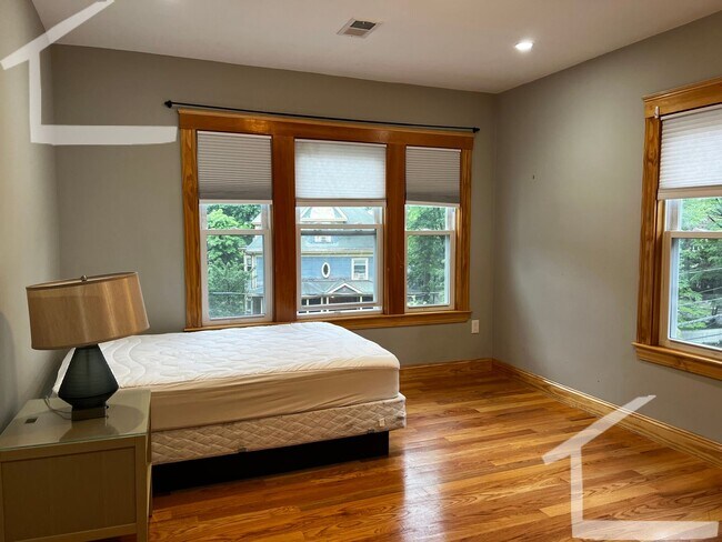 Foto del edificio - Modern Gem near BU!  Spacious, Sunny and Professionally managed.  4 baths