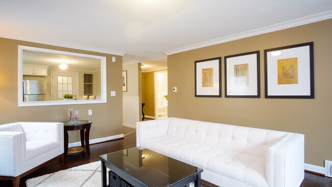 Foto del edificio - 387 Quaker Ln S