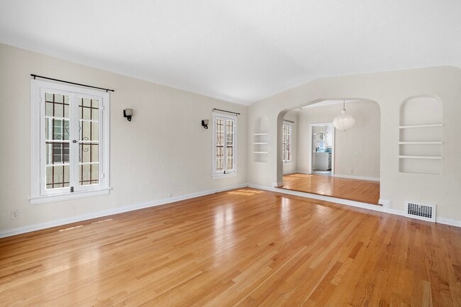 Building Photo - 429 N Gardner St