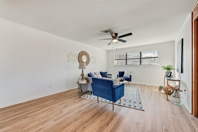 Foto del edificio - 220 Clearwood Dr