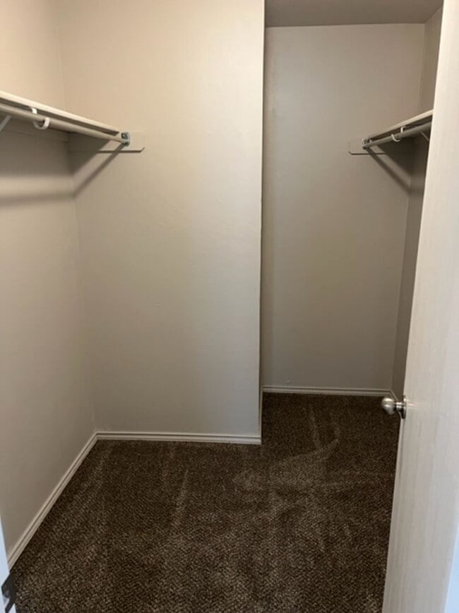 Foto del edificio - Updated Flooring and Paint - Mustang Schools