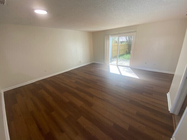 Foto del edificio - 1222 Westdale Dr