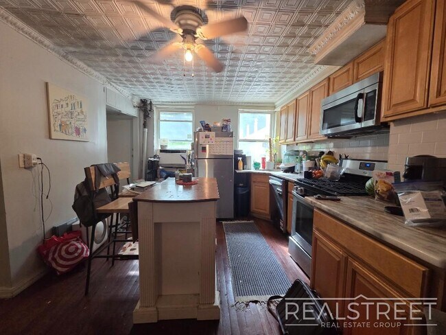Foto del edificio - Huge Floor-Through 1 Bedroom with Private Backyard