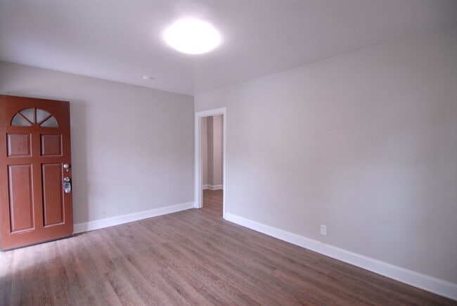 Building Photo - Adorable newly renovated 2 bedroom 1 bath ...