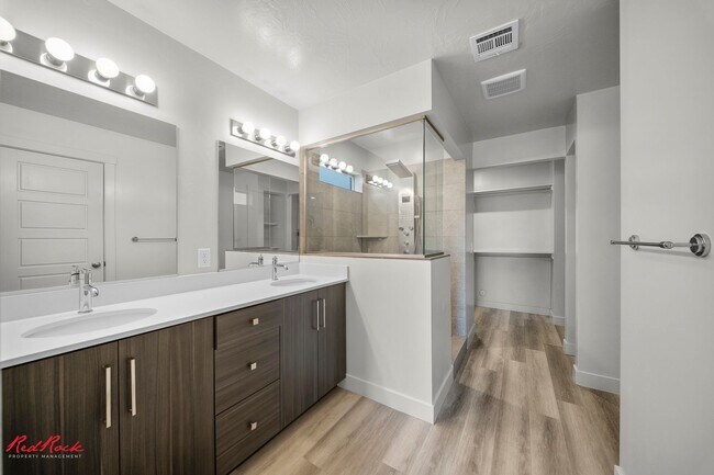 Foto del edificio - Move in Special! $300 of full first month's rent! Dog-Friendly 4 Bedroom Townhome in Desert Hollo...