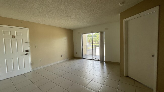 Building Photo - 250 Palm Cir W