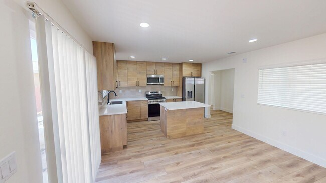 Foto del edificio - Newly Renovated 6 bed house on 63rd! (Leas...