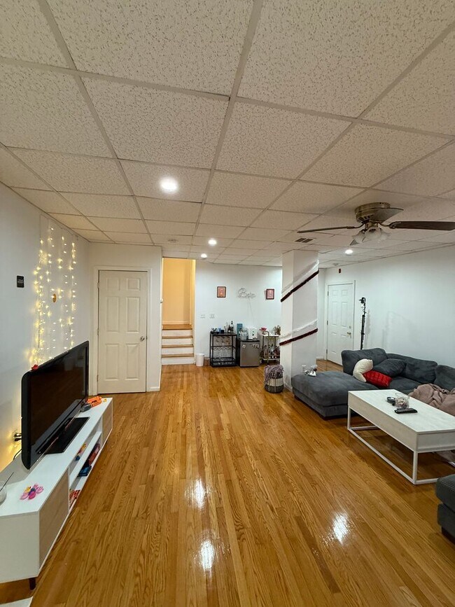 Building Photo - GIANT 3 Bed Available 9/1/26