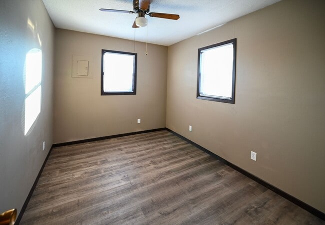 Building Photo - Lakeview Homes