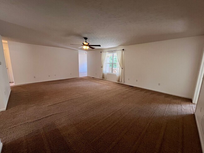 Building Photo - LARGE 4/3 with so much to offer! Waynesvil...