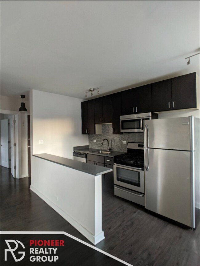 Foto del edificio - 2431 N Kedzie Blvd
