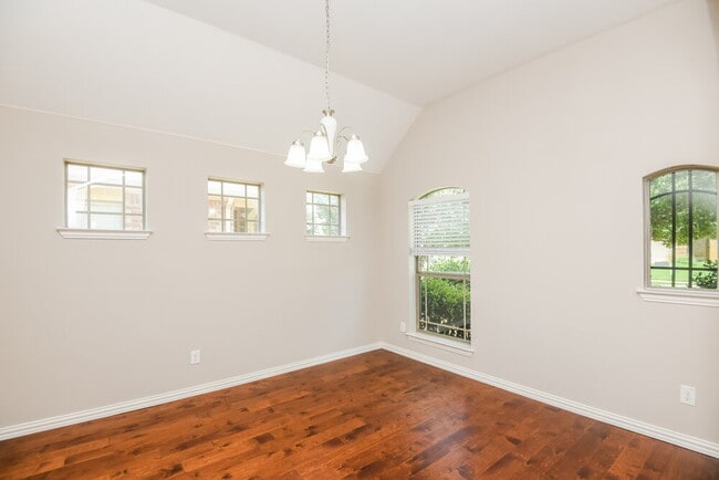 Foto del edificio - 6300 Chalk Hollow Dr