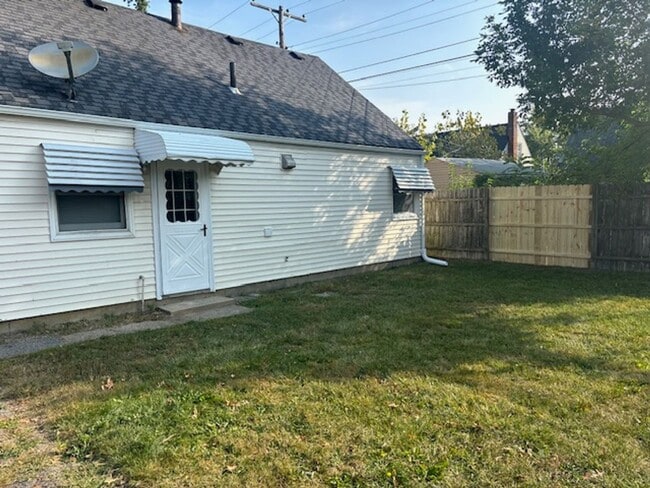 Building Photo - Charming 2 Bedroom 1 Bath House on the Eas...