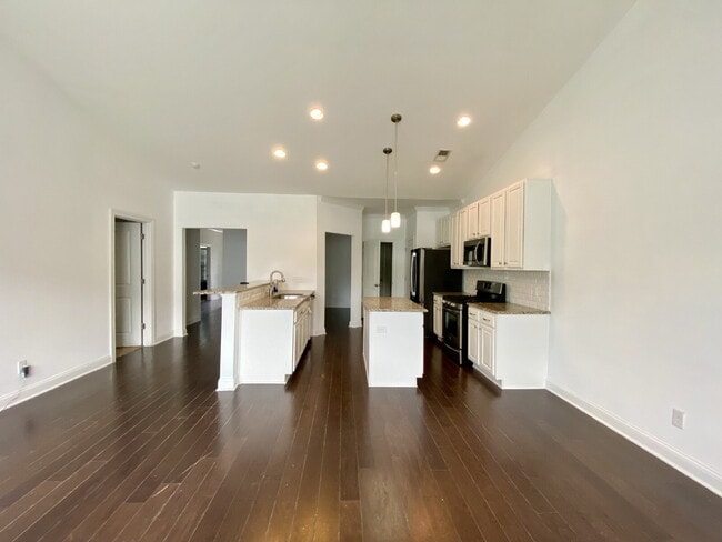 Building Photo - Spacious Three Bedroom Town Home! Located ...