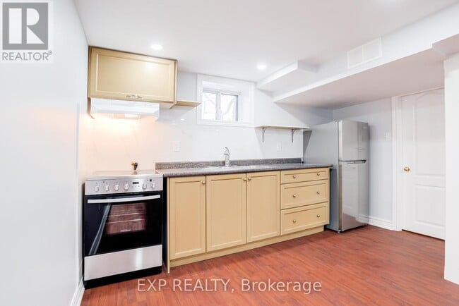 Building Photo - 384 Oakwood Ave