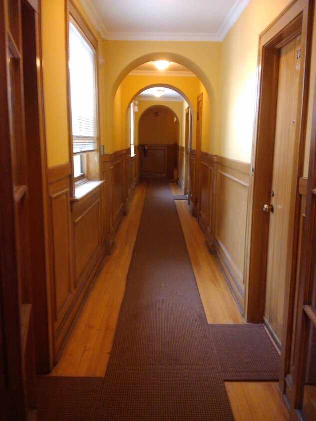 Building Photo - 806 Elm St