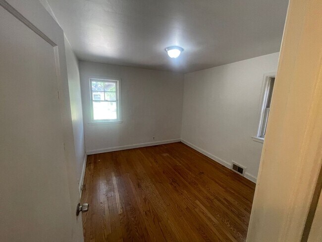 Foto del edificio - 7135-7137 W Bluemound Rd. (Duplex)