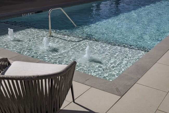 Foto del edificio - Sutton Flats