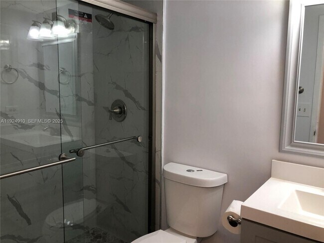 Foto del edificio - 905 Brickell Bay Dr