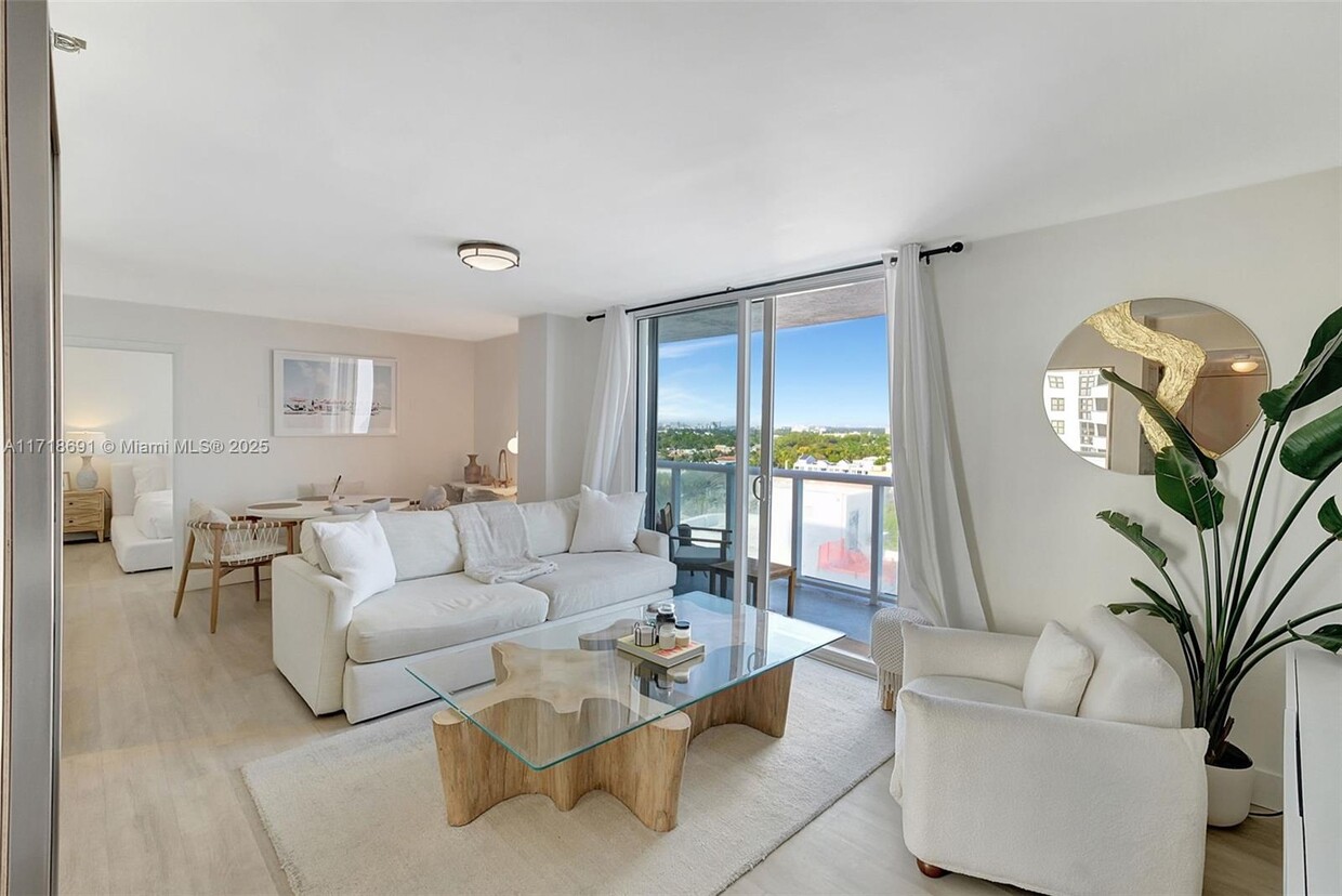 Foto principal - 2457 Collins Ave