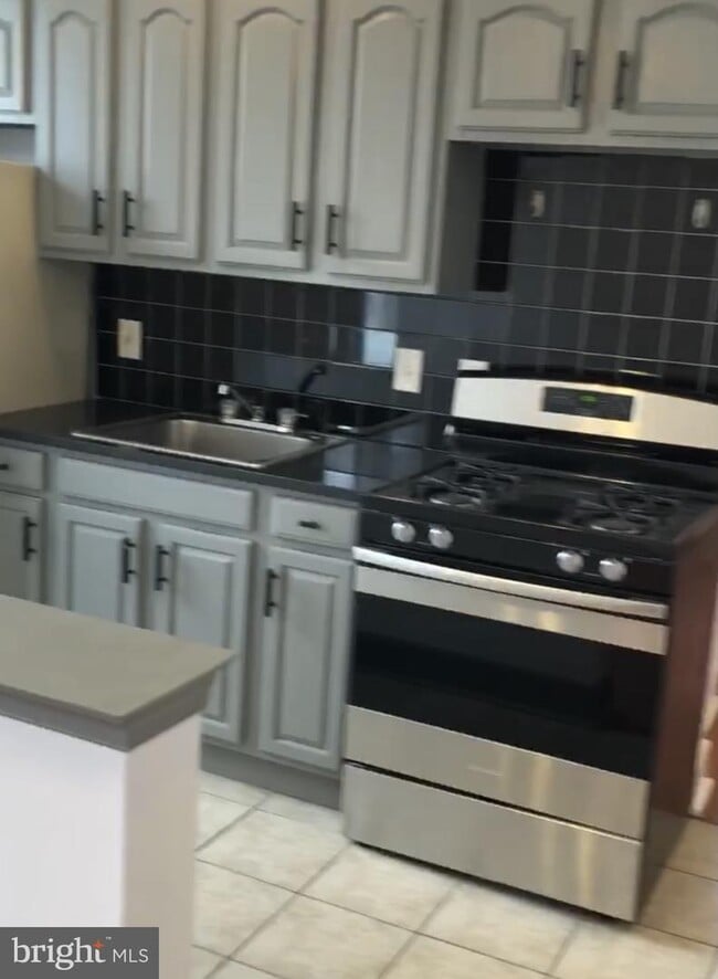 Building Photo - 1523 Christian St