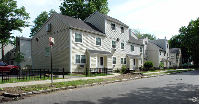 Building Photo - Pynchon & Edgewater Apartments